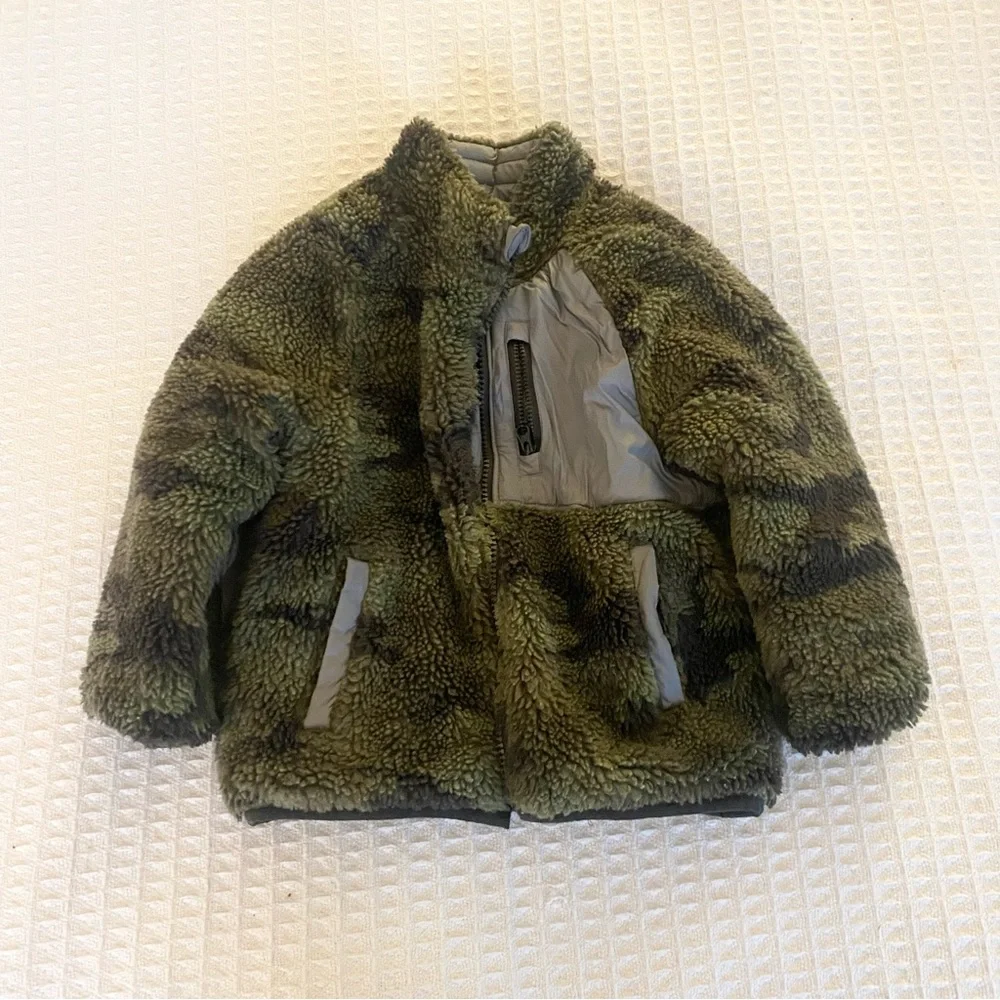 GAP reversible grey and camo Sherpa jacket kids size 3Y